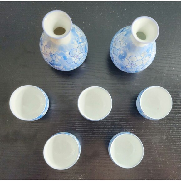 Vintage Sake Tea Set Blue Flowers Cobalt Blue Porcelain 5 Cups 2 Bottles w/ Case - Picture 2 of 11